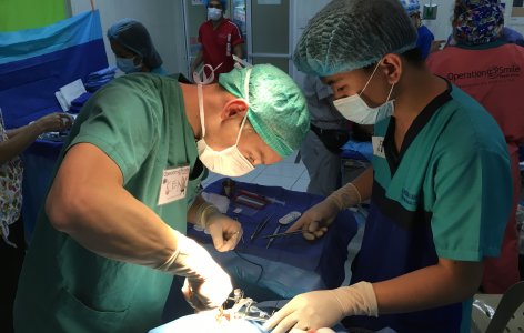 Dr. Kenneth Chiu opererer ganespalte på Filippinene