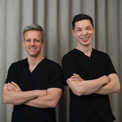 Plastikkirurgene Jes Rødgaard og Kenneth Chiu hos Asteta Clinic
