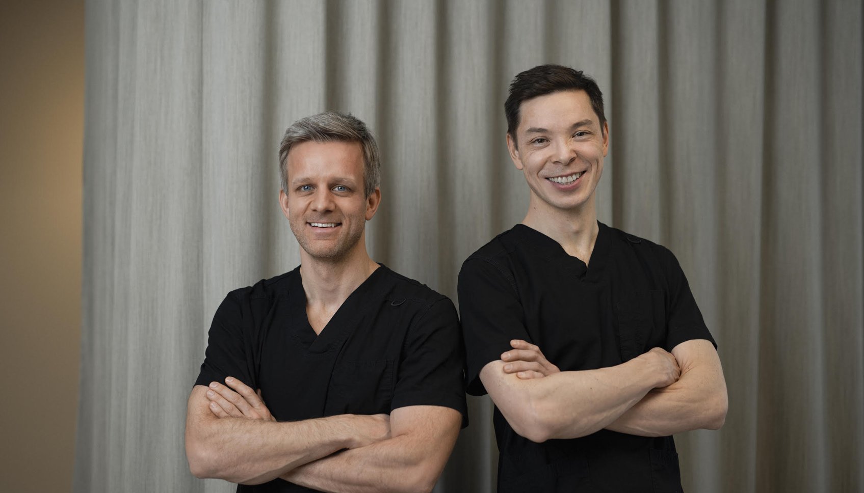 Dr. Jes Rødgaard og Dr. Kenneth Chiu plastikkirurger