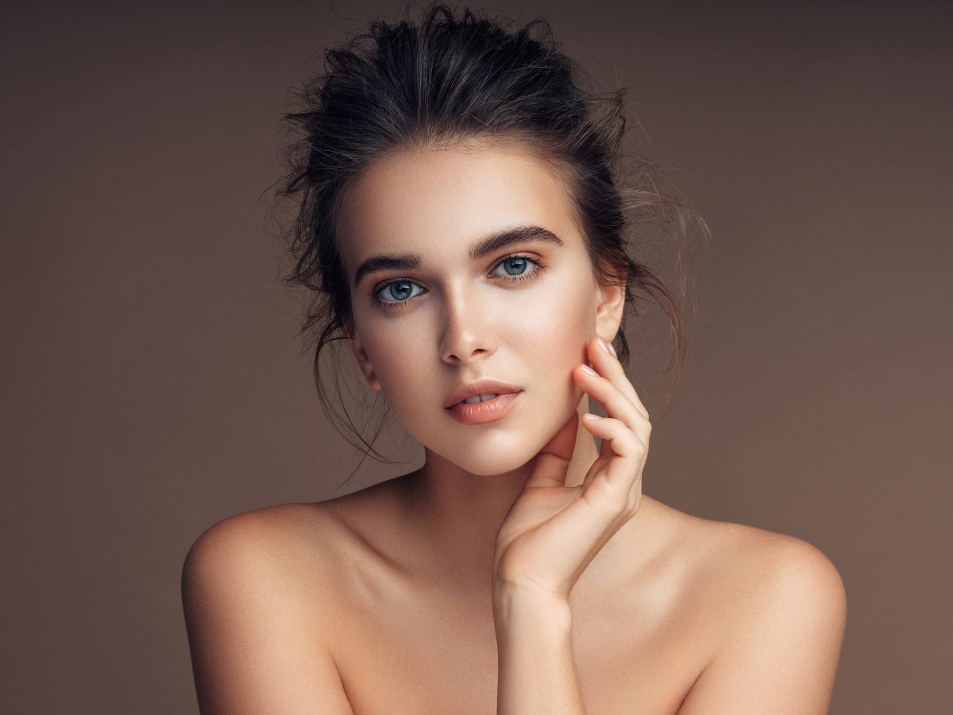 Ung kvinnelig modell for kosmetisk behandling og pigmentflekker
