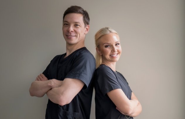 Kosmetisk dermatologisk sykepleier Celine Seeberg og plastikkirurg Kenneth Chiu