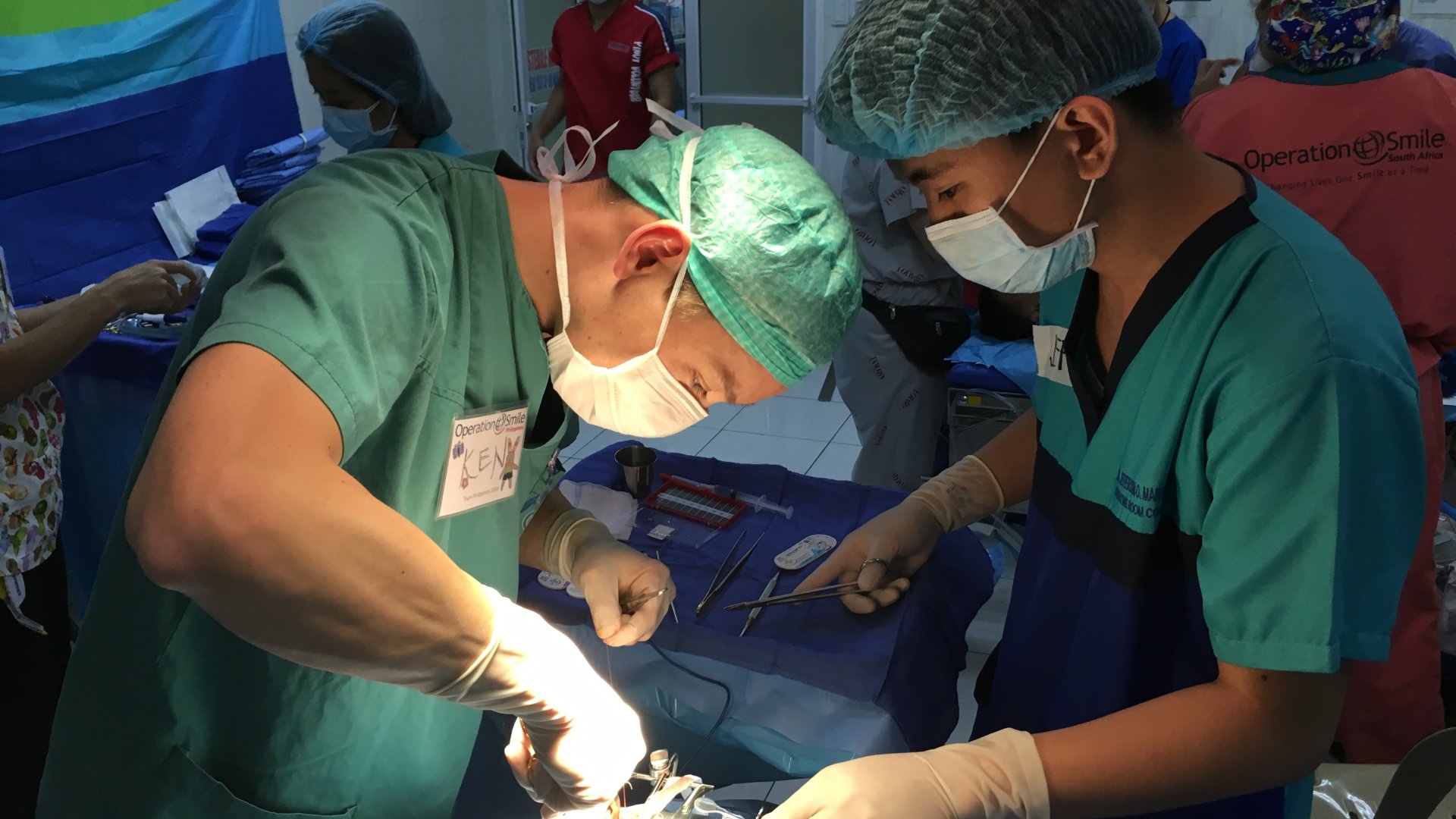 Plastikkirurg Dr. Kenneth Chiu opererer