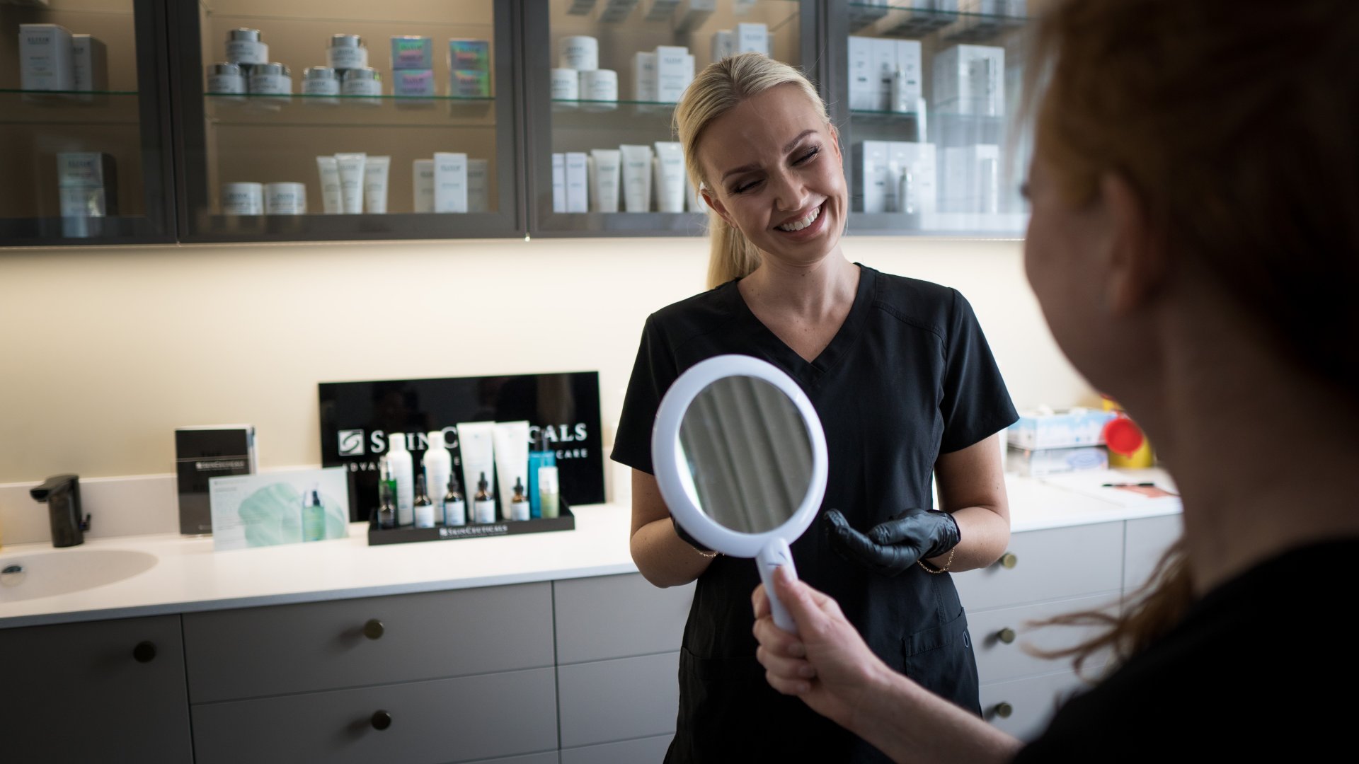 Kosmetisk dermatologisk sykepleier Celine Seeberg med pasient hos Asteta Clinic i Oslo