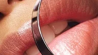 Forstørrelsesglass forstørrer lepper etter lip filler behandling