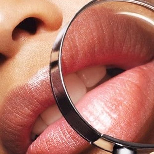 Forstørrelsesglass forstørrer lepper etter lip filler behandling
