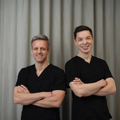 Plastikkirurgene Jes Rødgaard og Kenneth Chiu hos Asteta Clinic