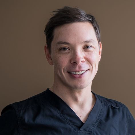 Dr. Kenneth Chiu utfører neseoperasjoner på Asteta Clinic i Oslo