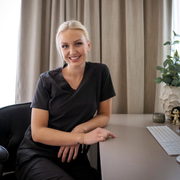 Kosmetisk dermatologisk sykepleier Celine Seeberg hos Asteta Clinic på konsultasjonsrommet