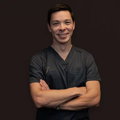 Plastikkirurg Dr. Kenneth Chiu hos Asteta Clinic