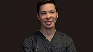 Plastikkirurg Dr. Kenneth Chiu hos Asteta Clinic