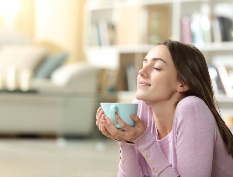 Kvinne nyter en kopp te med nytt liv etter neseoperasjon