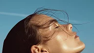 Kvinneansikt i profil mot blå himmel
