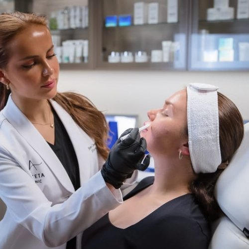 Kosmetisk dermatologisk sykepleier Siren behandler aknearr