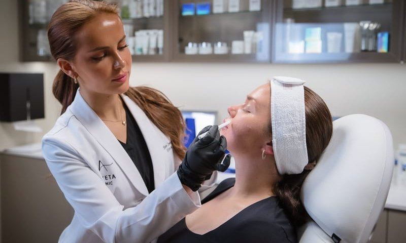 Kosmetisk dermatologisk sykepleier Siren behandler aknearr