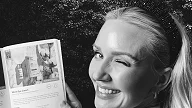 Celine hos Asteta Clinic viser frem brosjyre og blunker