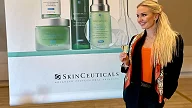 Kosmetisk dermatologisk sykepleier Celine Seeberg på event om hudpleie
