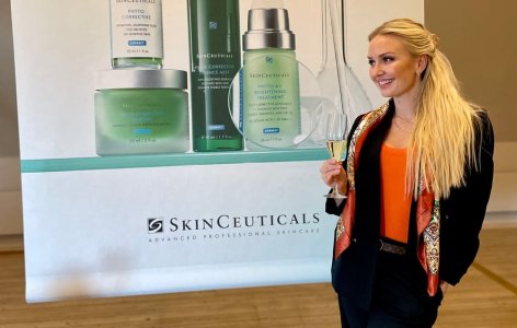 Kosmetisk dermatologisk sykepleier Celine Seeberg på event om hudpleie