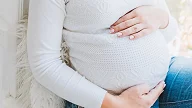 Gravid kvinne holder rundt magen