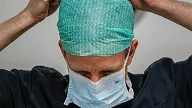 Plastikkirurg Jes Rødgaard hos Asteta Clinic gjør seg klar til operasjon
