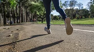 Nærbilde av beina til kvinne som jogger