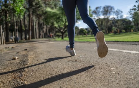 Nærbilde av beina til kvinne som jogger