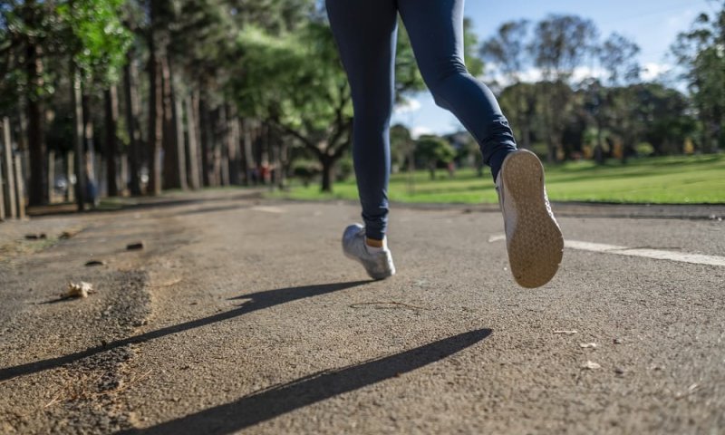 Nærbilde av beina til kvinne som jogger