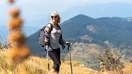 Kvinne på fjelltur med gåstaver