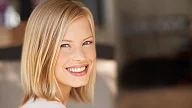 Smilende lys kvinne i 30-årene