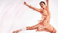 Danser med B-Lite silikonproteser i bevegelse