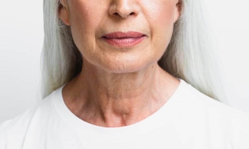 Nærbilde av eldre kvinne med leppestift