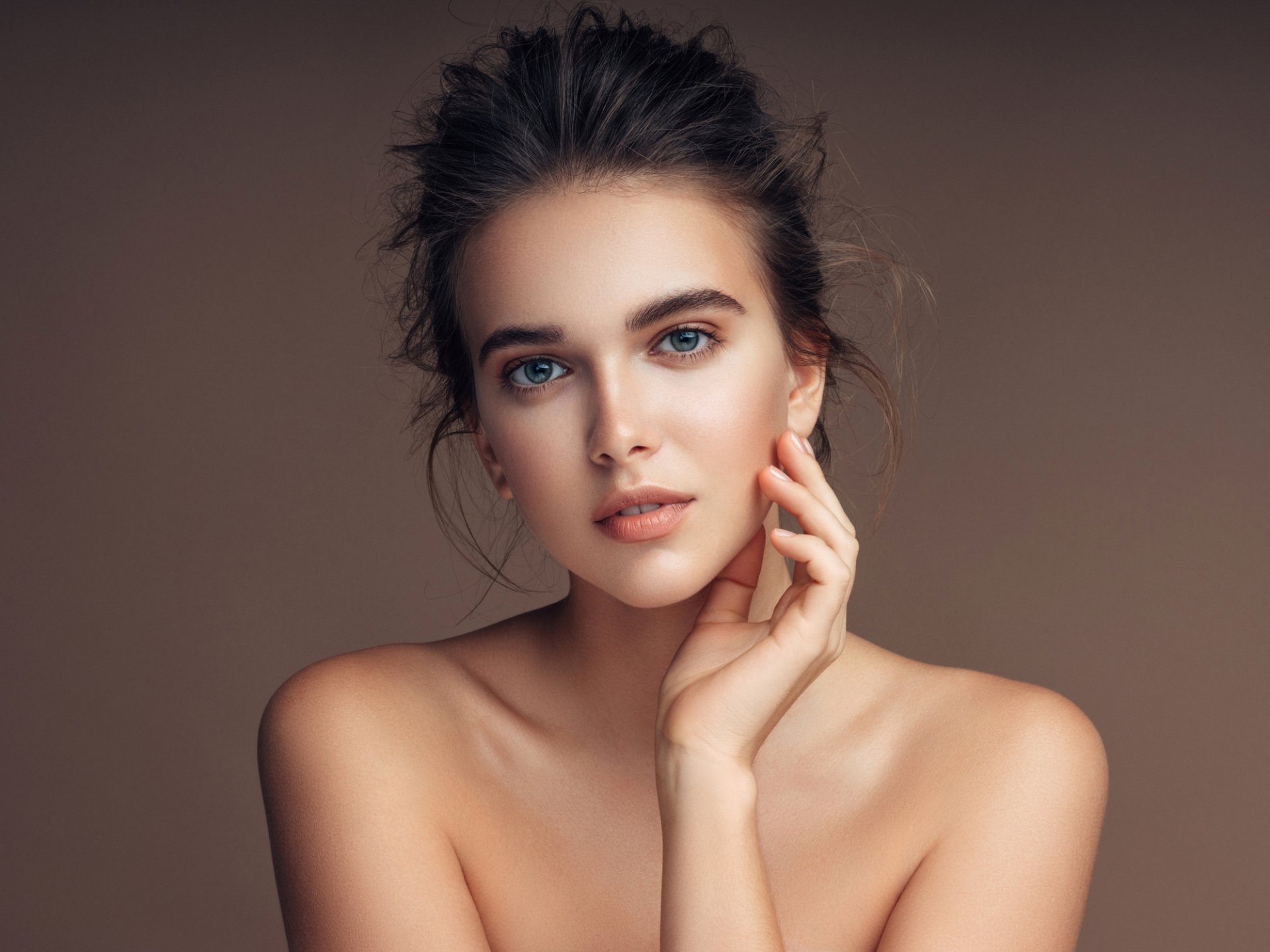 Ung kvinnelig modell for kosmetisk behandling og leppeløft