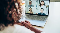 Kvinne i skjermmøte på laptop