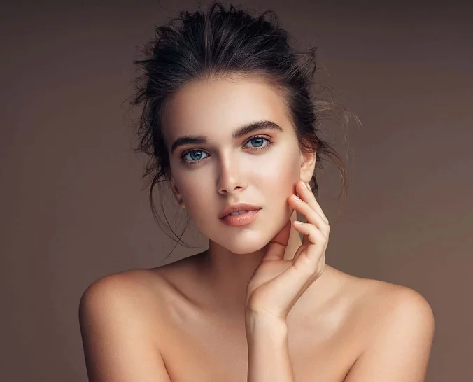 Ung kvinnelig modell for microneedling med Dermapen hos Asteta Clinic