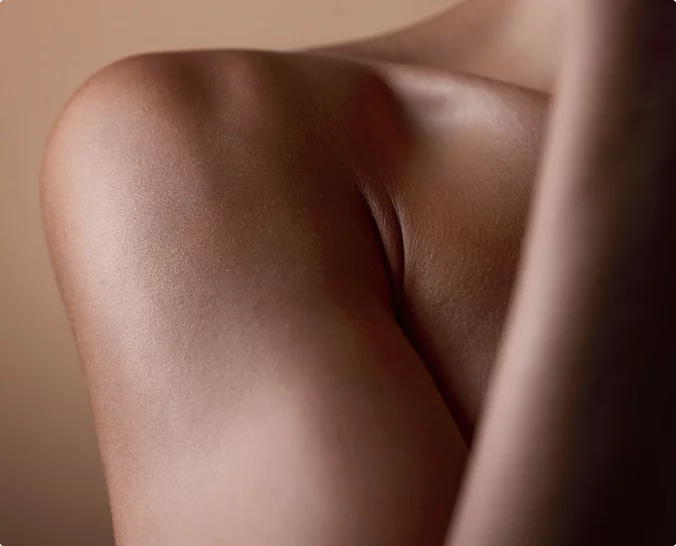 Kvinnelig modell for overarmsplastikk hos Asteta Clinic