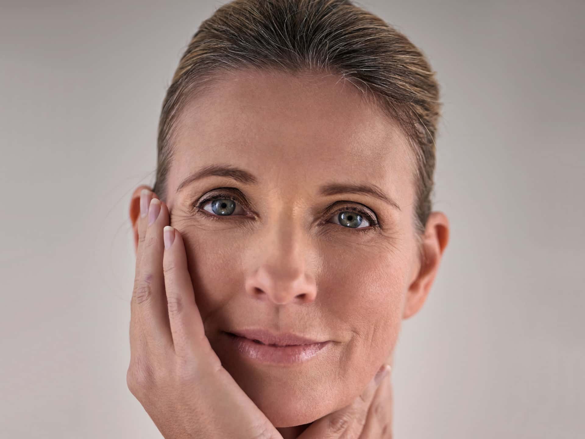 Kvinnelig modell for ansiktsløft hos Asteta Clinic