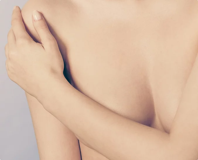 Modell for å bytte eller fjerne brystimplantat hos Asteta Clinic