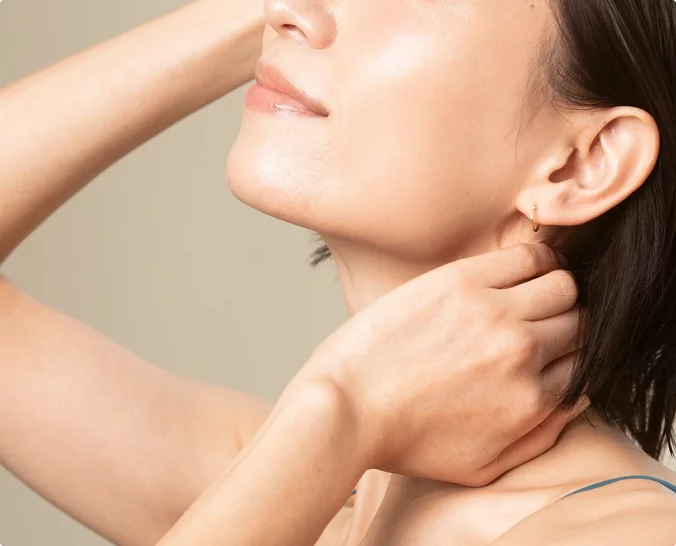 Ung kvinnelig modell for fettsuging hake hos Asteta Clinic