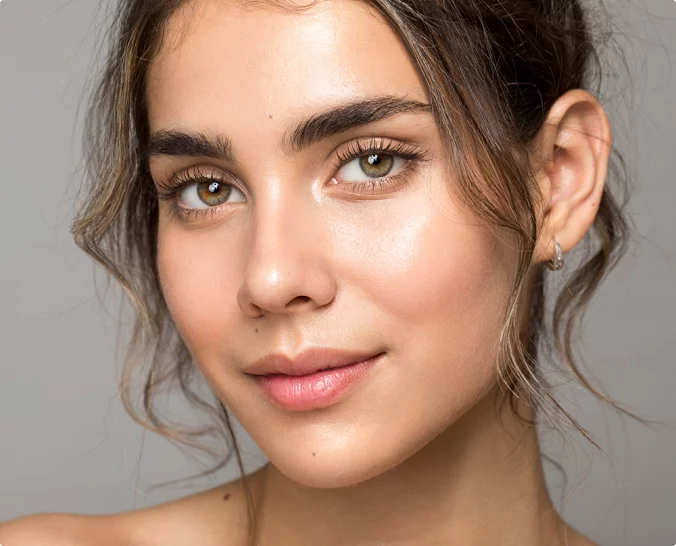 Ung kvinnelig modell for kjemisk peeling hos Asteta Clinic