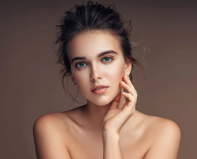 Ung kvinnelig modell for kjemisk peeling hos Asteta Clinic