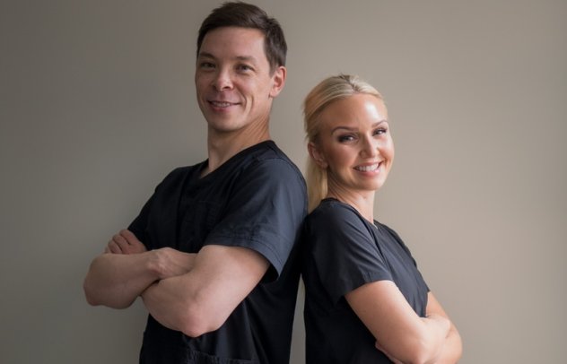 Kosmetisk dermatologisk sykepleier Celine Seeberg og plastikkirurg Kenneth Chiu
