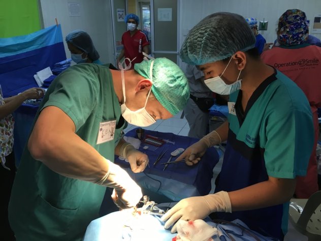 Plastikkirurg Dr. Kenneth Chiu opererer