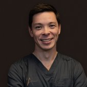 Spesialist i plastikkirurgi Kenneth Chiu smiler