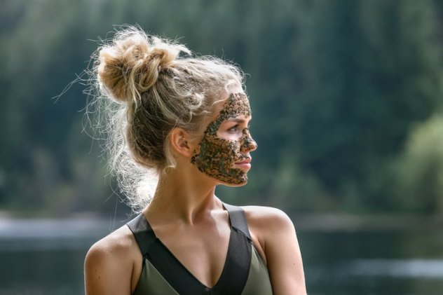 Kvinne med Green Peel maske ute i naturen