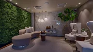 Elegant ventesone med marmorvegg og grønn plantevegg hos Asteta Clinic.