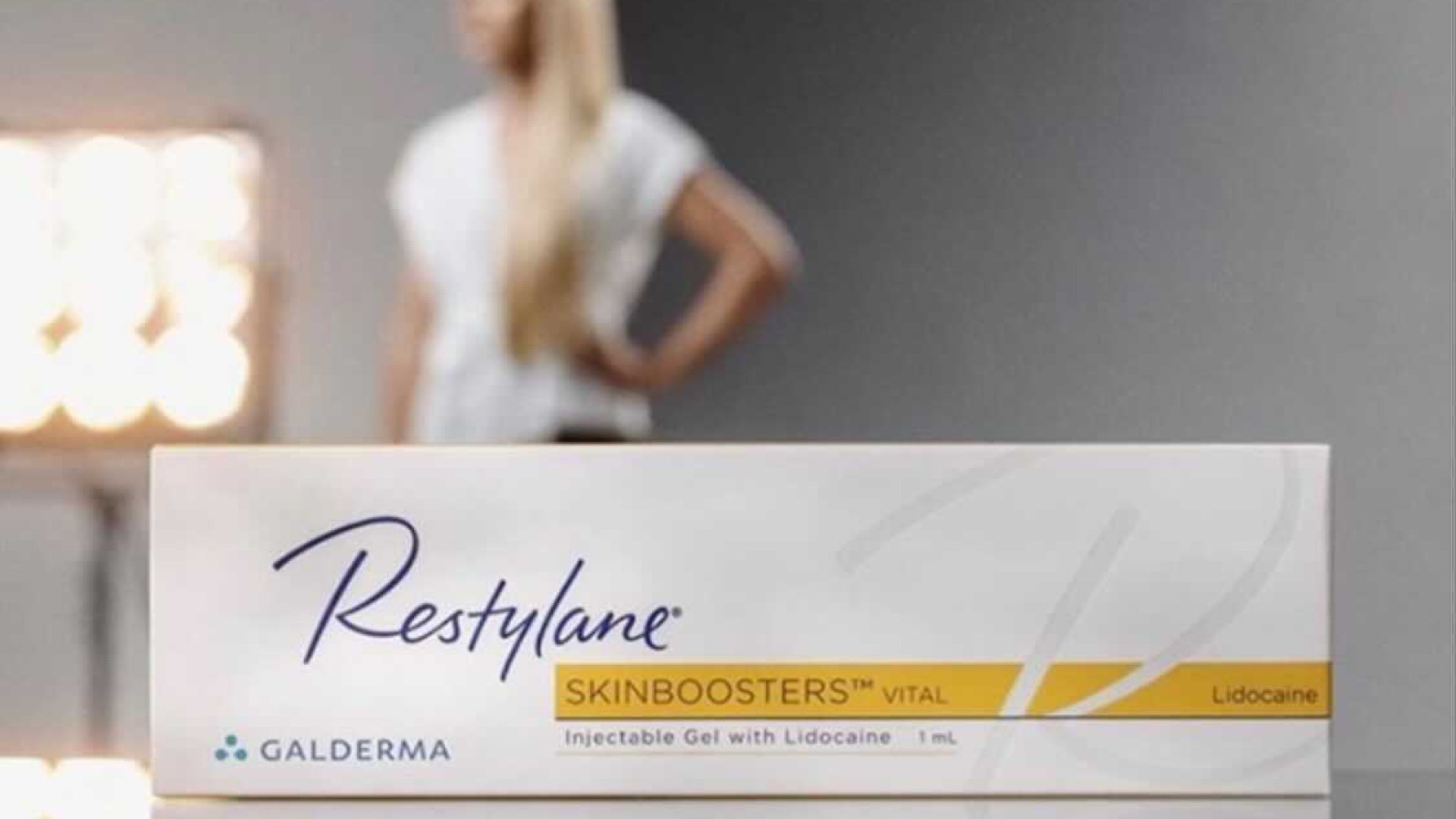 Restylane Skinboosters Vital på diffus bakgrunn med kvinne