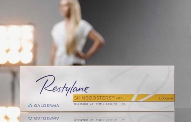 Restylane Skinboosters Vital på diffus bakgrunn med kvinne